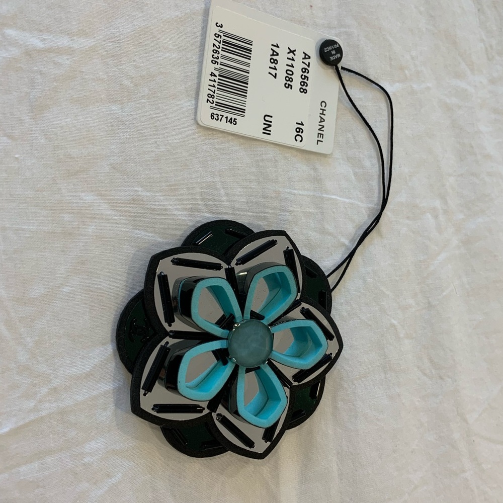 Chanel broach - Picture 7 of 9